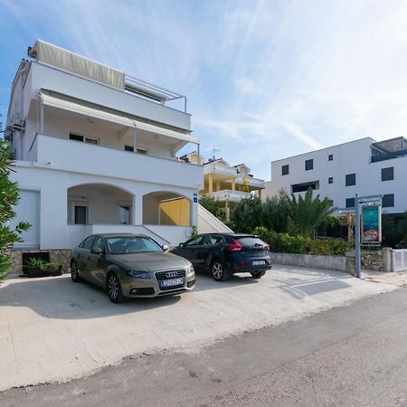 Apartments By The Sea Mandre, Pag - 4093 Колан Екстериор снимка