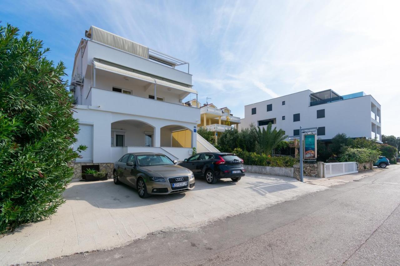 Apartments By The Sea Mandre, Pag - 4093 Колан Екстериор снимка