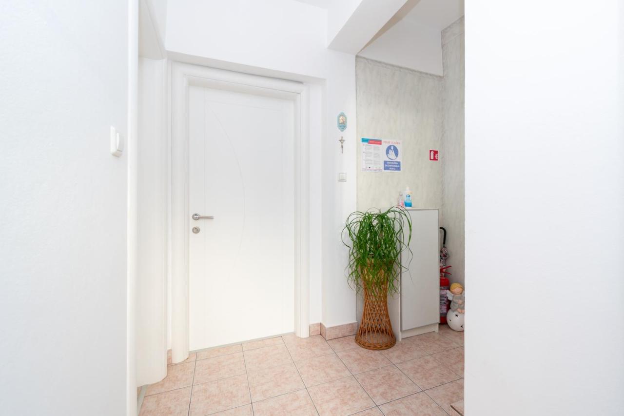 Apartments By The Sea Mandre, Pag - 4093 Колан Екстериор снимка