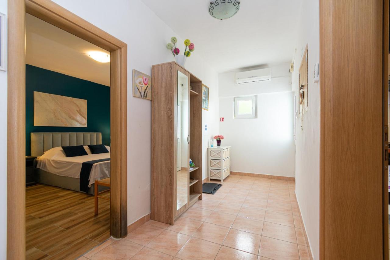 Apartments By The Sea Mandre, Pag - 4093 Колан Екстериор снимка