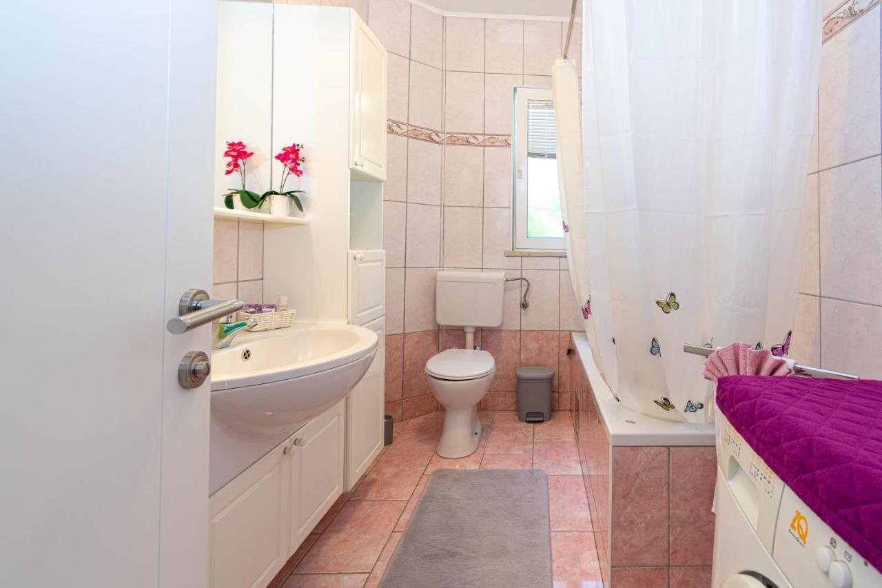 Apartments By The Sea Mandre, Pag - 4093 Колан Екстериор снимка