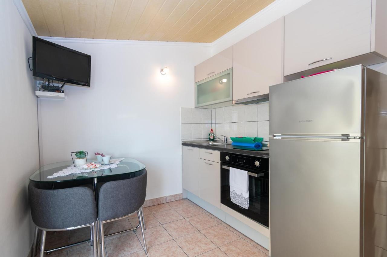 Apartments By The Sea Mandre, Pag - 4093 Колан Екстериор снимка
