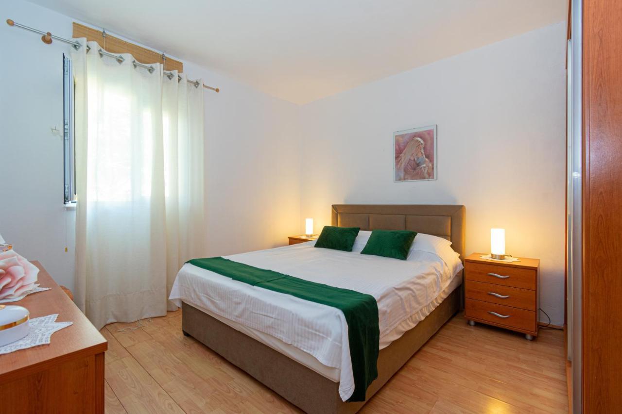 Apartments By The Sea Mandre, Pag - 4093 Колан Екстериор снимка