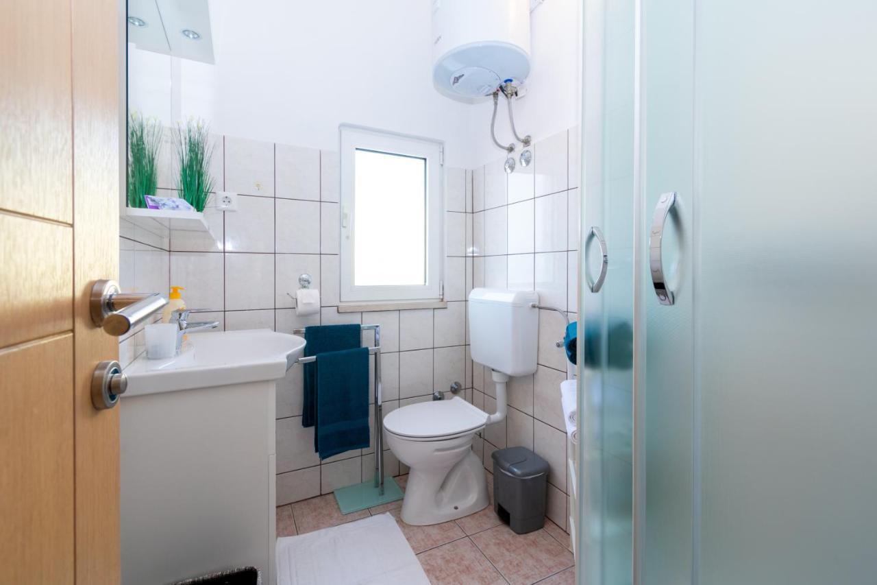 Apartments By The Sea Mandre, Pag - 4093 Колан Екстериор снимка