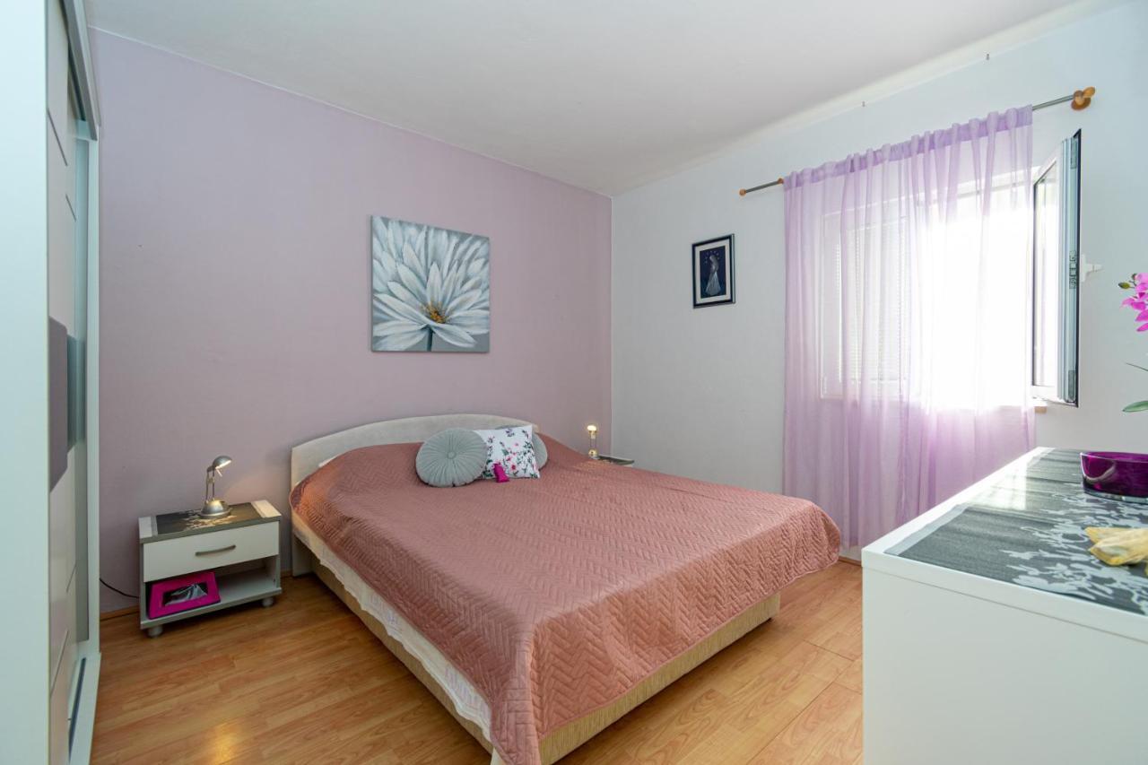 Apartments By The Sea Mandre, Pag - 4093 Колан Екстериор снимка