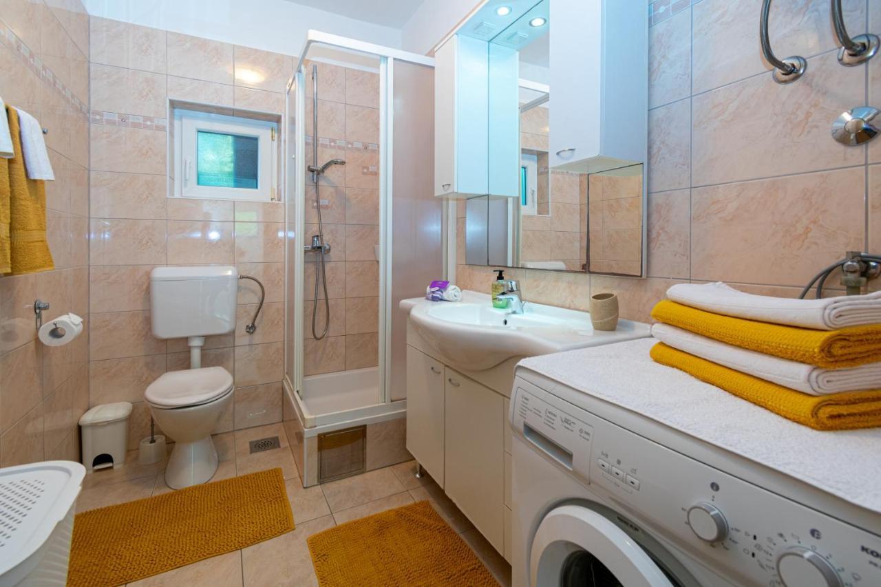 Apartments By The Sea Mandre, Pag - 4093 Колан Екстериор снимка