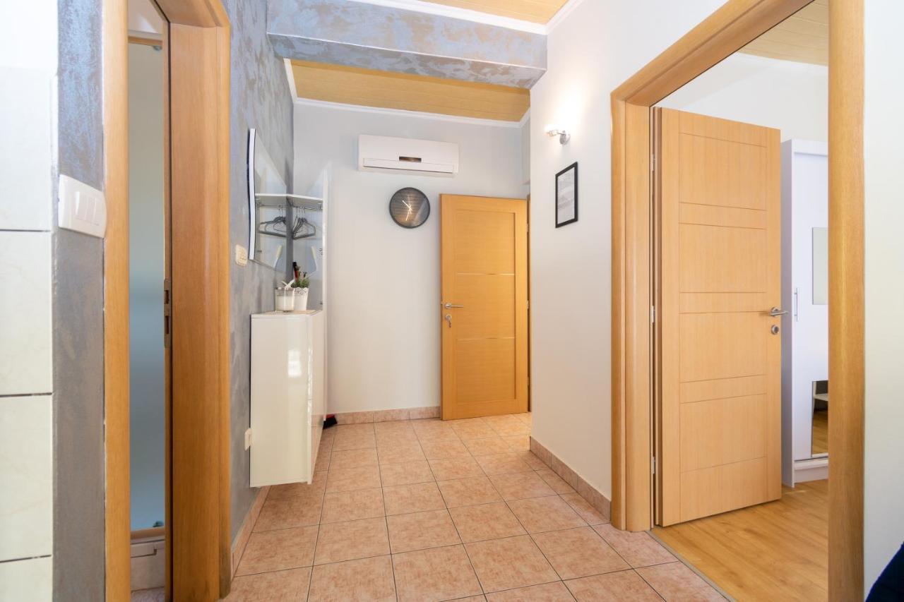 Apartments By The Sea Mandre, Pag - 4093 Колан Екстериор снимка